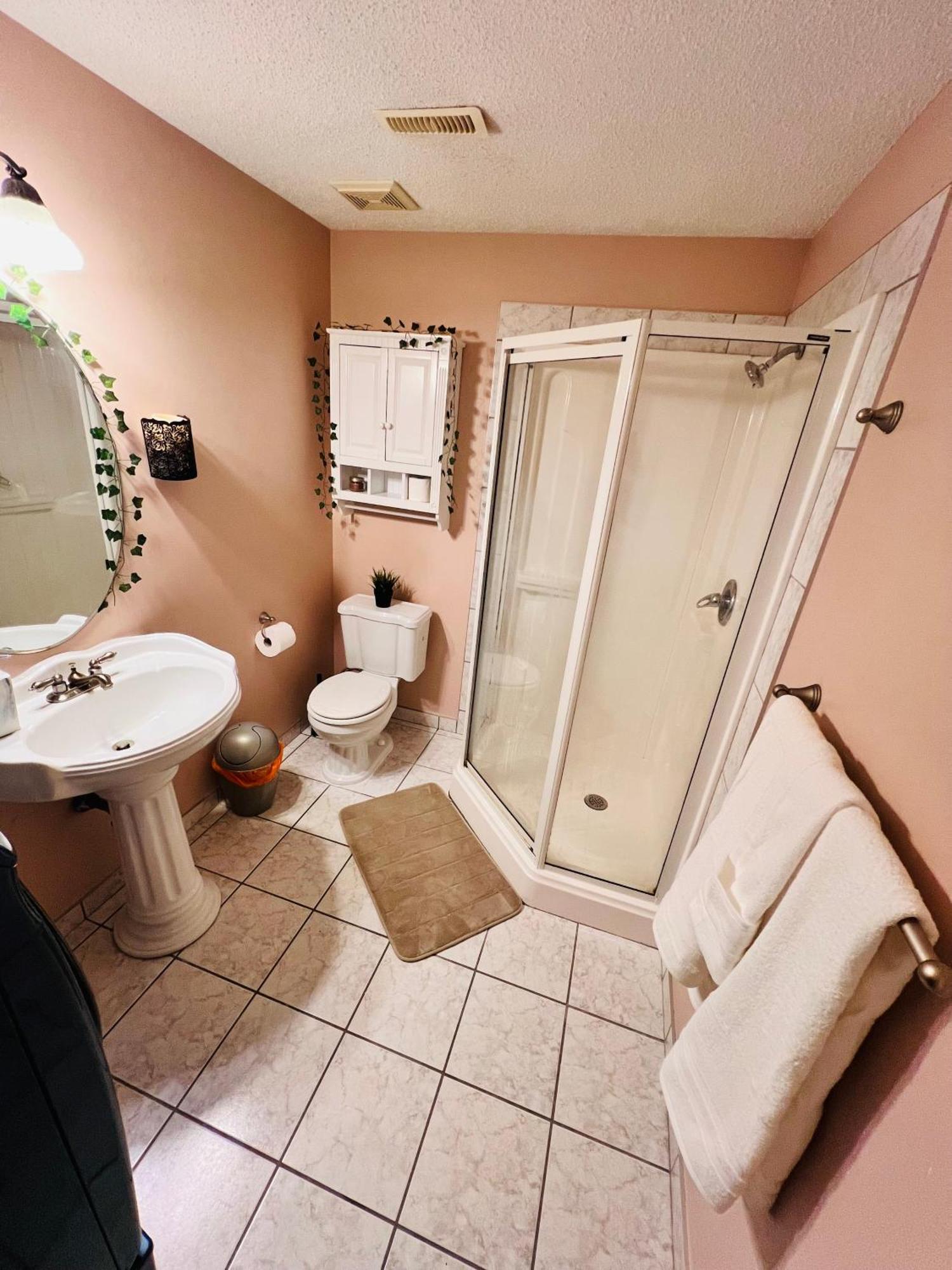 A Classic Homely Basement Suite! Chestermere 外观 照片