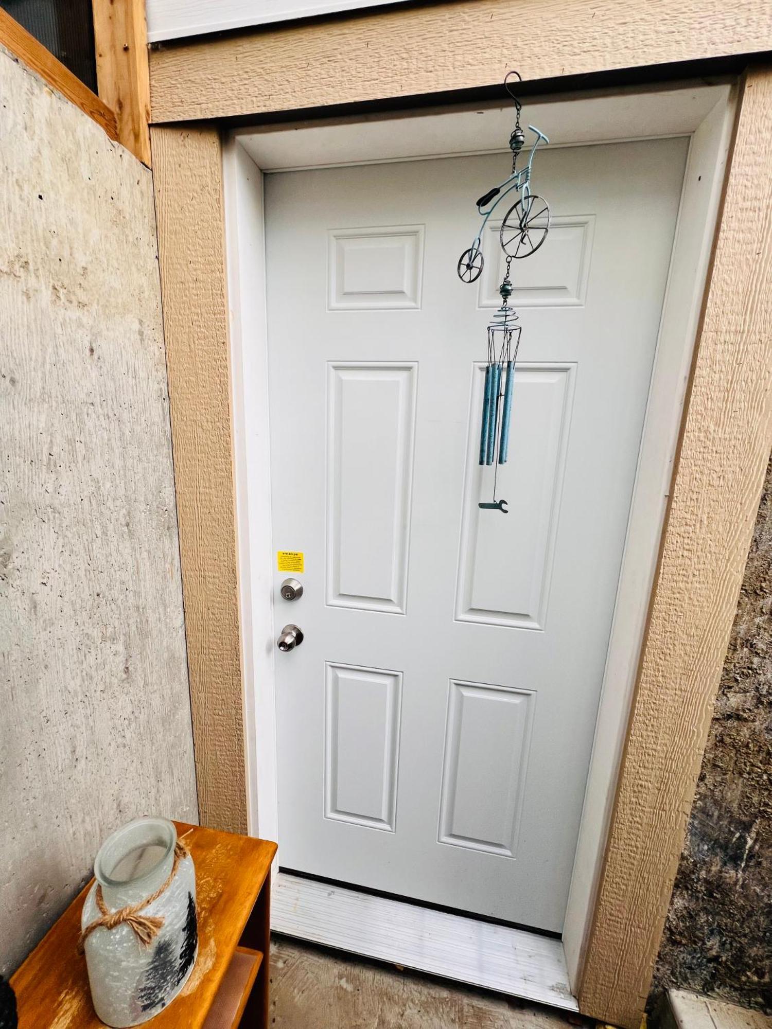 A Classic Homely Basement Suite! Chestermere 外观 照片