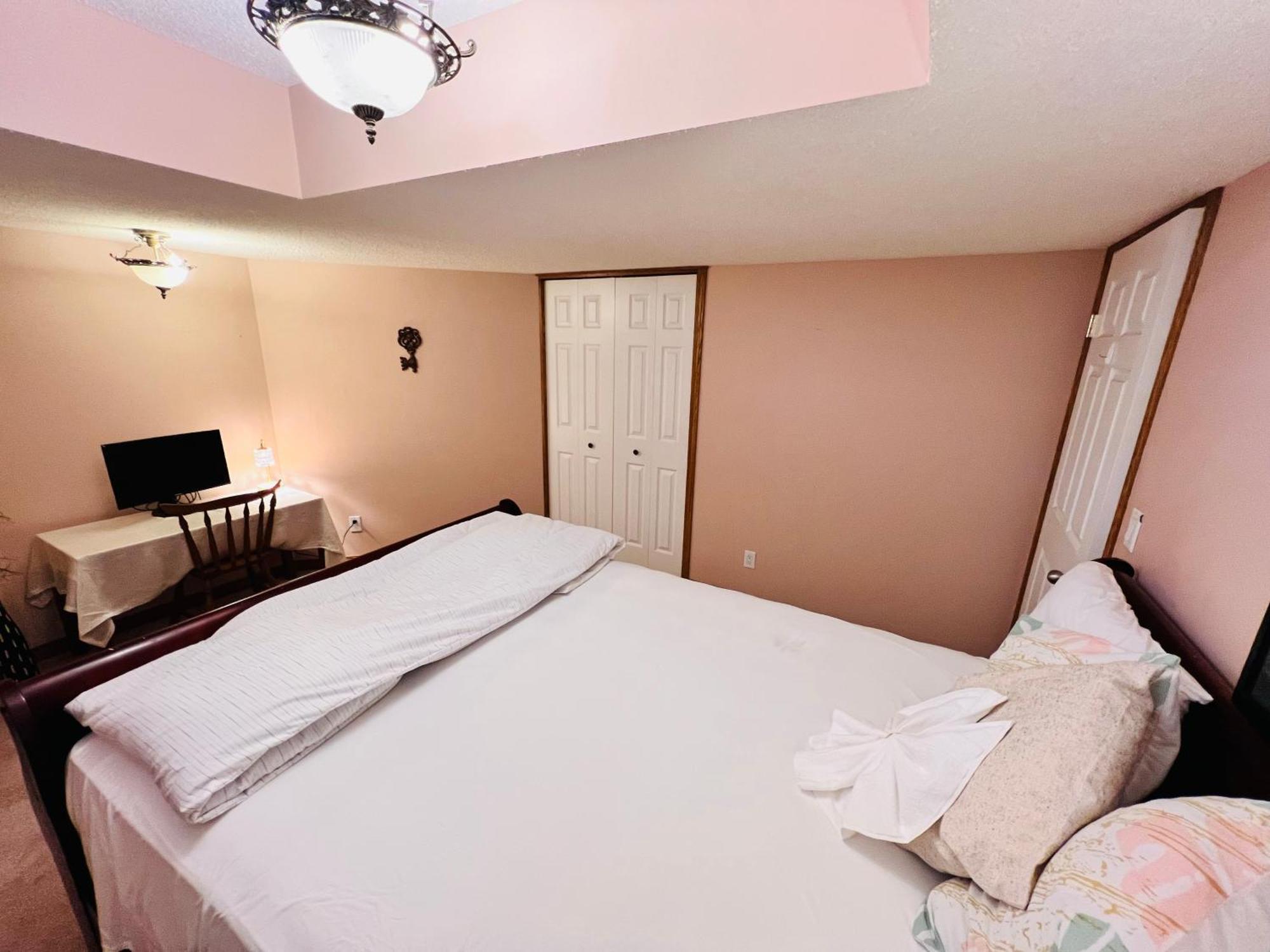 A Classic Homely Basement Suite! Chestermere 外观 照片