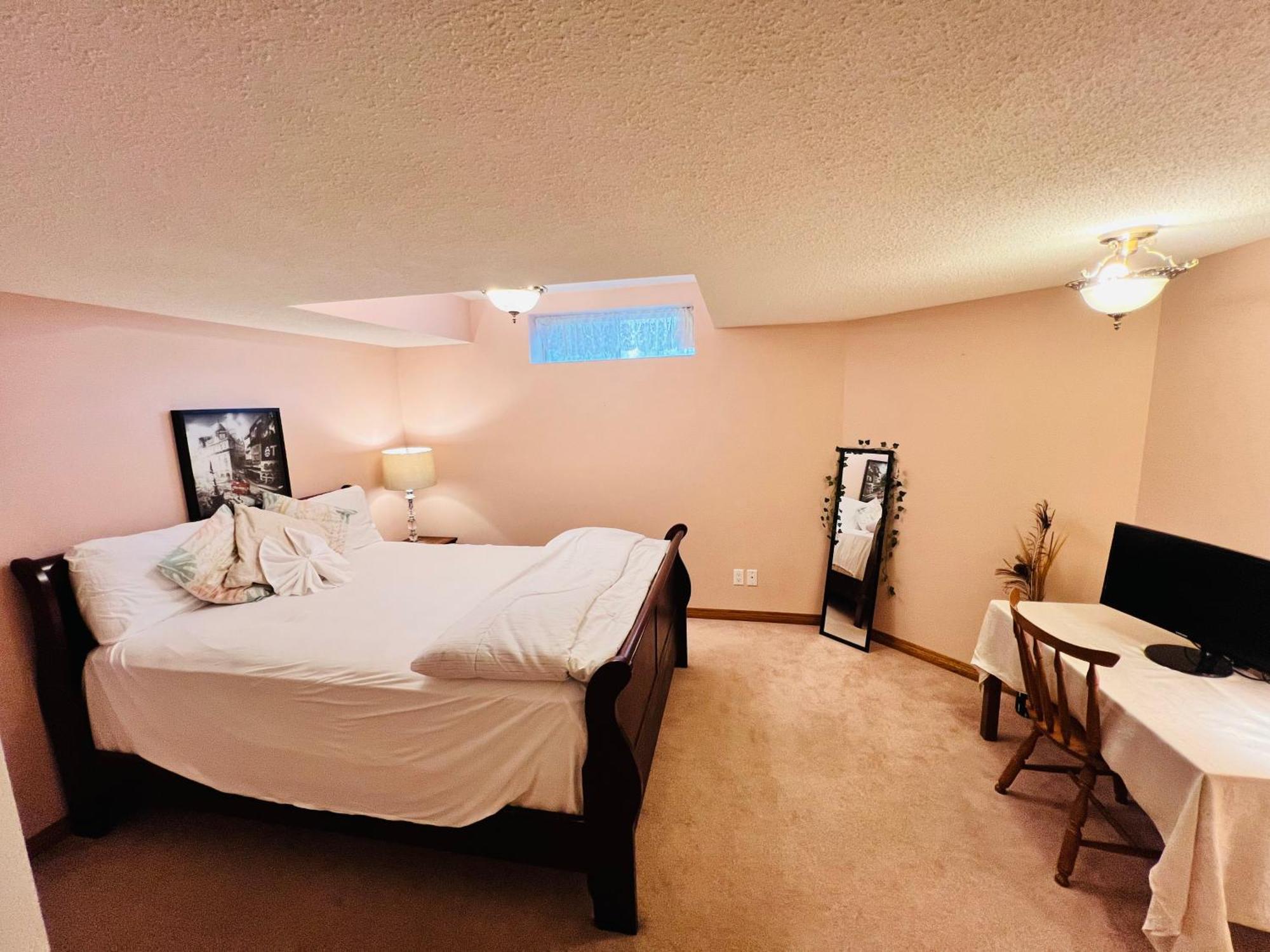 A Classic Homely Basement Suite! Chestermere 外观 照片