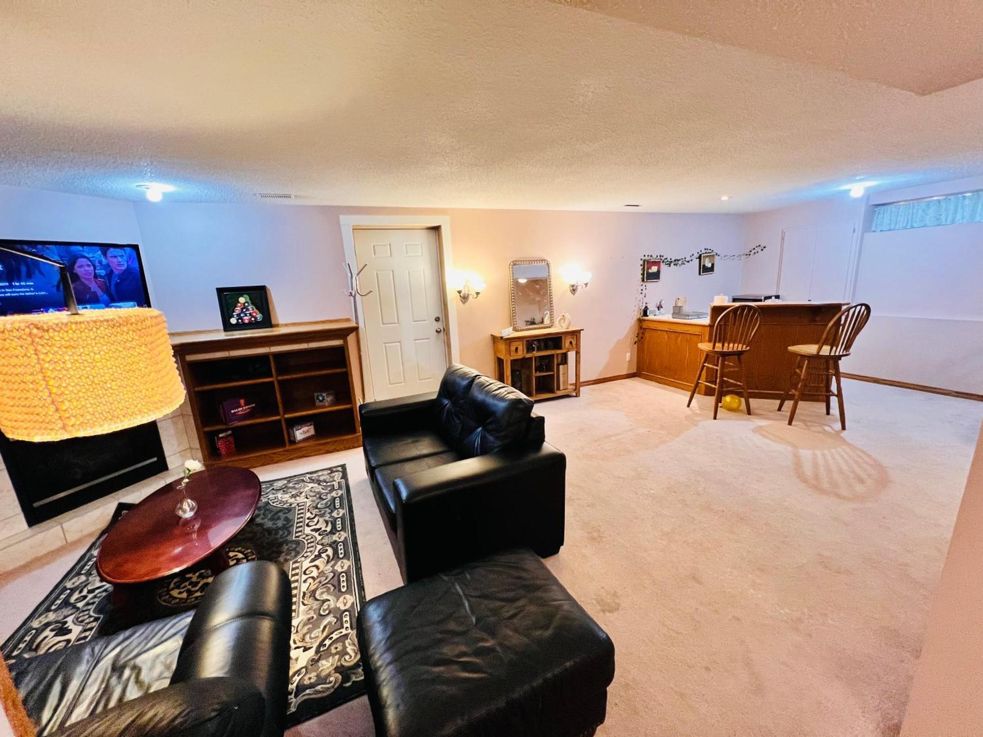 A Classic Homely Basement Suite! Chestermere 外观 照片