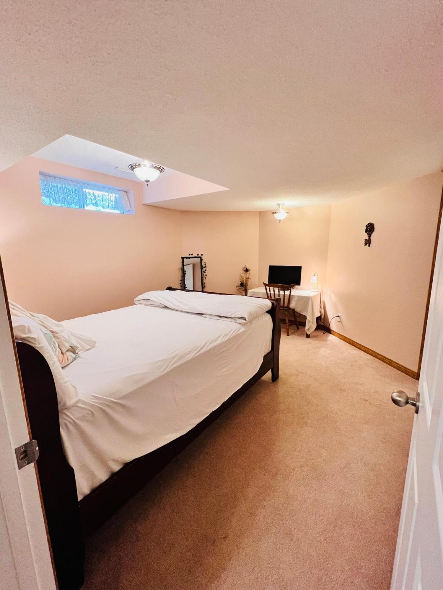 A Classic Homely Basement Suite! Chestermere 外观 照片